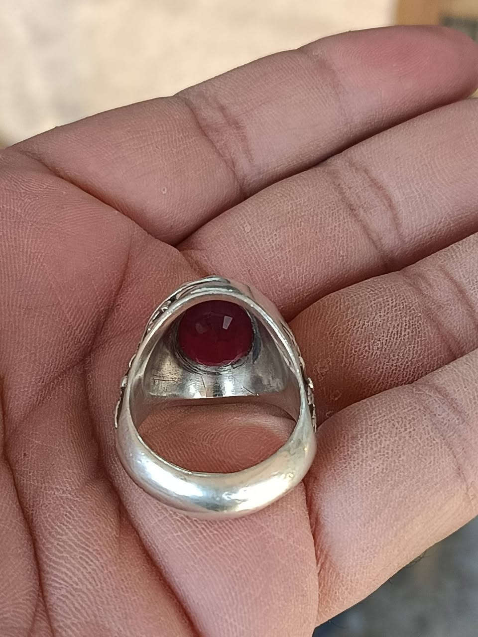 ياقوت افريقي  صياغه يدويه ثقيله
وزن الخاتم 23 غرام 
فضه 925
قياس 26 
***********
السعر 125 مع التوصيل
