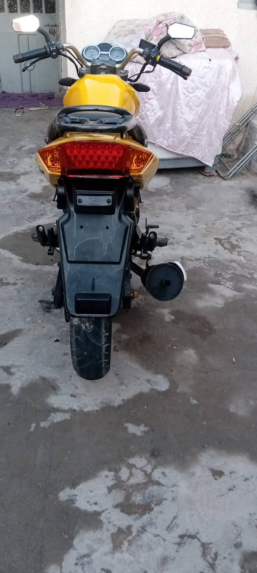 سلام عليكم غوالي دراجه دايوان بانده للبيع موديل 16اوراق مكفوله لاتنقيص ولا تبخير كهربائيات كول شغاله دشبول شغال السعر 700وبيه مجال الاتصال على *********** اخوان ممتواجد على النت الي يريد يتصل
