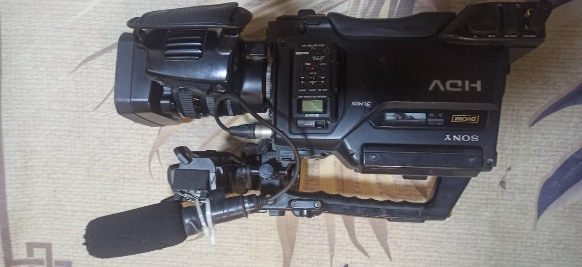 كامرات سوني فيديو مستعمل نضيف مع 3 عدسات مع مونيتر عدد 2 للبيع للاستفسار الاتصال على  ***********
