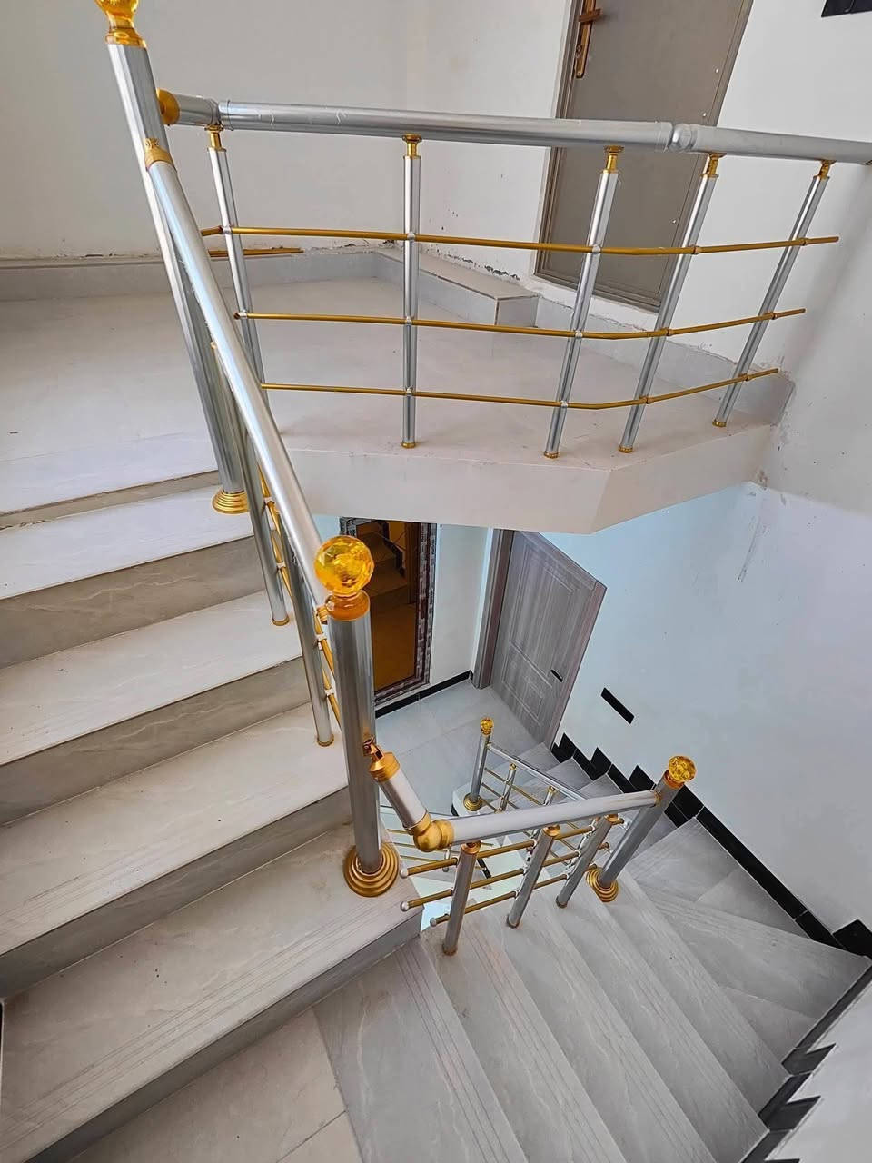 دار حديث اللبيع في كربلاء منطقة بليبل 
مساحة 50 متر طابقين يتكون من غرفتين نوم وصأله مطبخ أستقبأل مغأسل دأخل وخأرج واجهه 5 متر نزال 10 متر 
بناء طابوك جمهوري كافة الخدمات تبليط مجاري ماء كهرباء 
للمزيد من الاستفسار اتصل واتساب *********** *********** ***********
