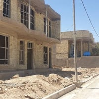 قضاء الأحرار حي الأسالة • بيت هيكل طابقين • قطعة ملاصقة