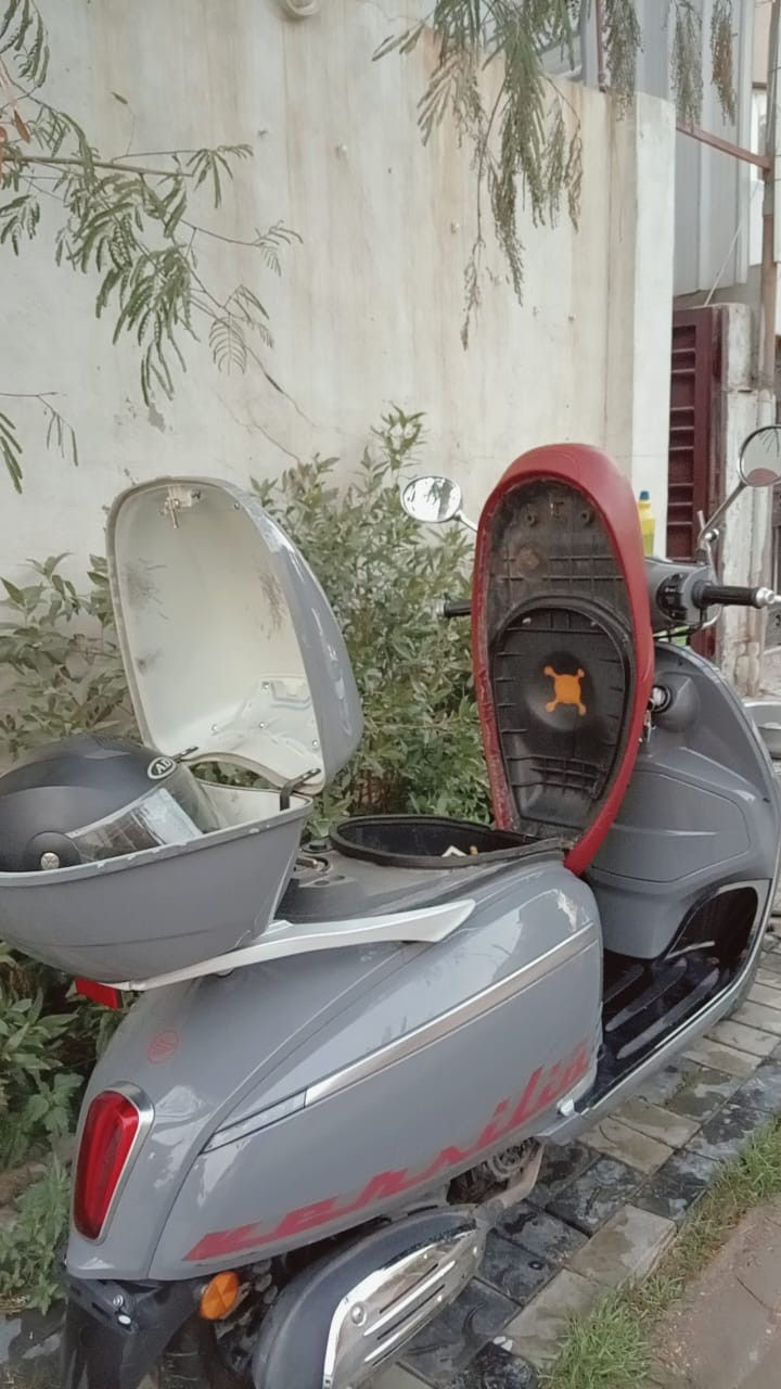 الانيقة Keeway Verzilia😎💪
بنيلي براند امتياز إيطالي 🇮🇹
الدراجة مرقمة وبيها سنوية
المواصفات 
محرك: سلندر واحد، 4 أشواط، تبريد هوائي
نظام الوقود: حقن إلكتروني EFI
القير: أوتوماتيك CVT (سير)
التشغيل: كهرباء + كيك ستارت
القوة: حتى 7.2 كيلوواط
الاستهلاك: 2.4–2.8 لتر / 100 كم
الفرامل: دسك أمامي، خلفي دسك/طبل
الإطارات: 120/70-12 أمام وخلف
خزان الوقود: 5 لتر
الوزن: 107 كغم
الحمولة: 150 كغم

السعر 1,650,000 دينار وبيها مجال 
الدراجة ماخذه زيرو من الشركة قبل سنه ونص ومماشيه هواي
8440 ميل 
14,000 كيلو تقريباً 
دراجة الشكل جميل وكلاسك وكعدتها مريحة وسياقته حلوه
اضافه الى وجود خوذه والجنطة

التواصل على الرقم ***********
