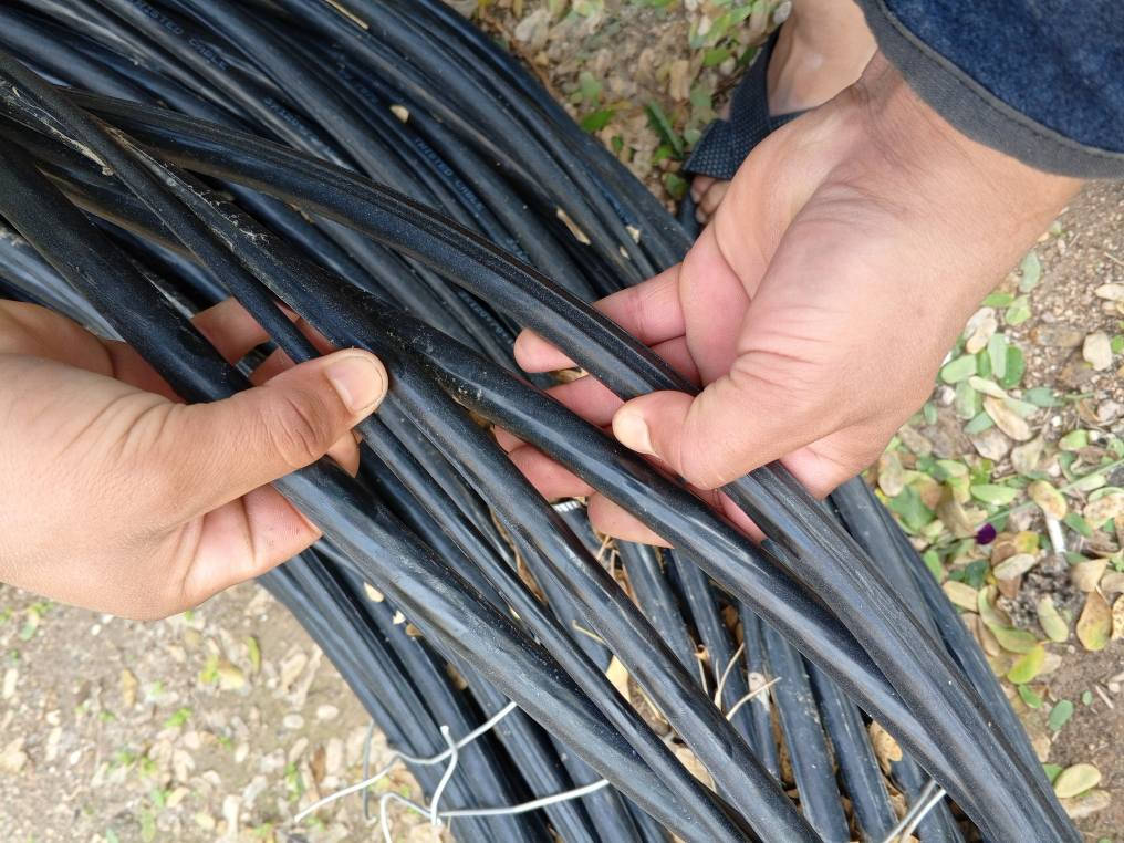 سلام عليكم كيبل ربع خطوط جديد طول 150 متر شراي يتصل عله خط ***********
