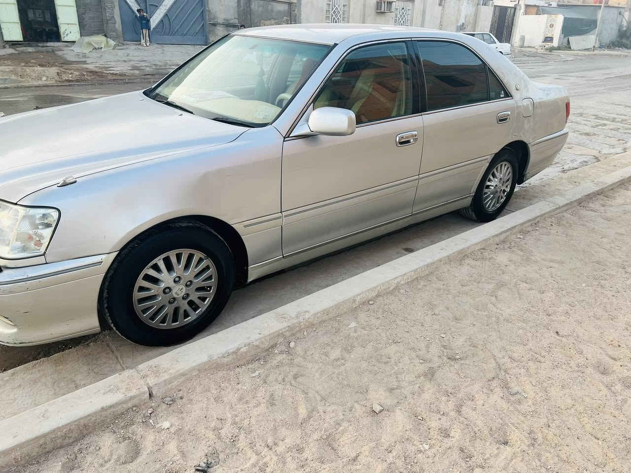 السلام عليكم سياره جنون للبيع مديل 2002 كفاله من الكص والنقل سياره جاهزه بيهه جراد بلجاملغات الخلفيه السياره بأسمي السعر 100 وبيع مجال قليل ***********
