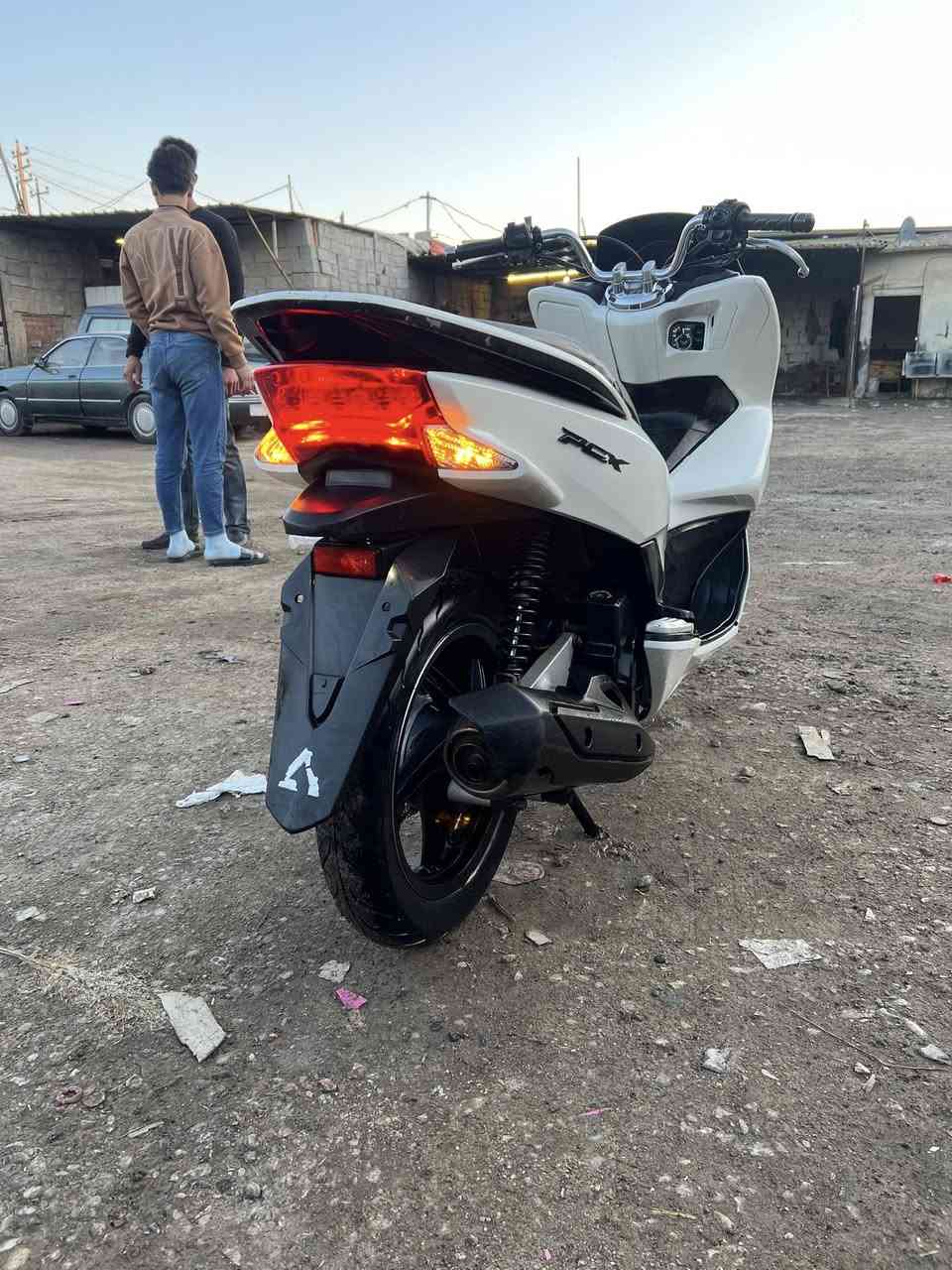 السلام عليكم 
PCXالجيل الثاني 
JFياباني  125
حرف  A
كفالة عامه
السعر ( ١٣ $ ورقه )وبيها مجال قليل..
