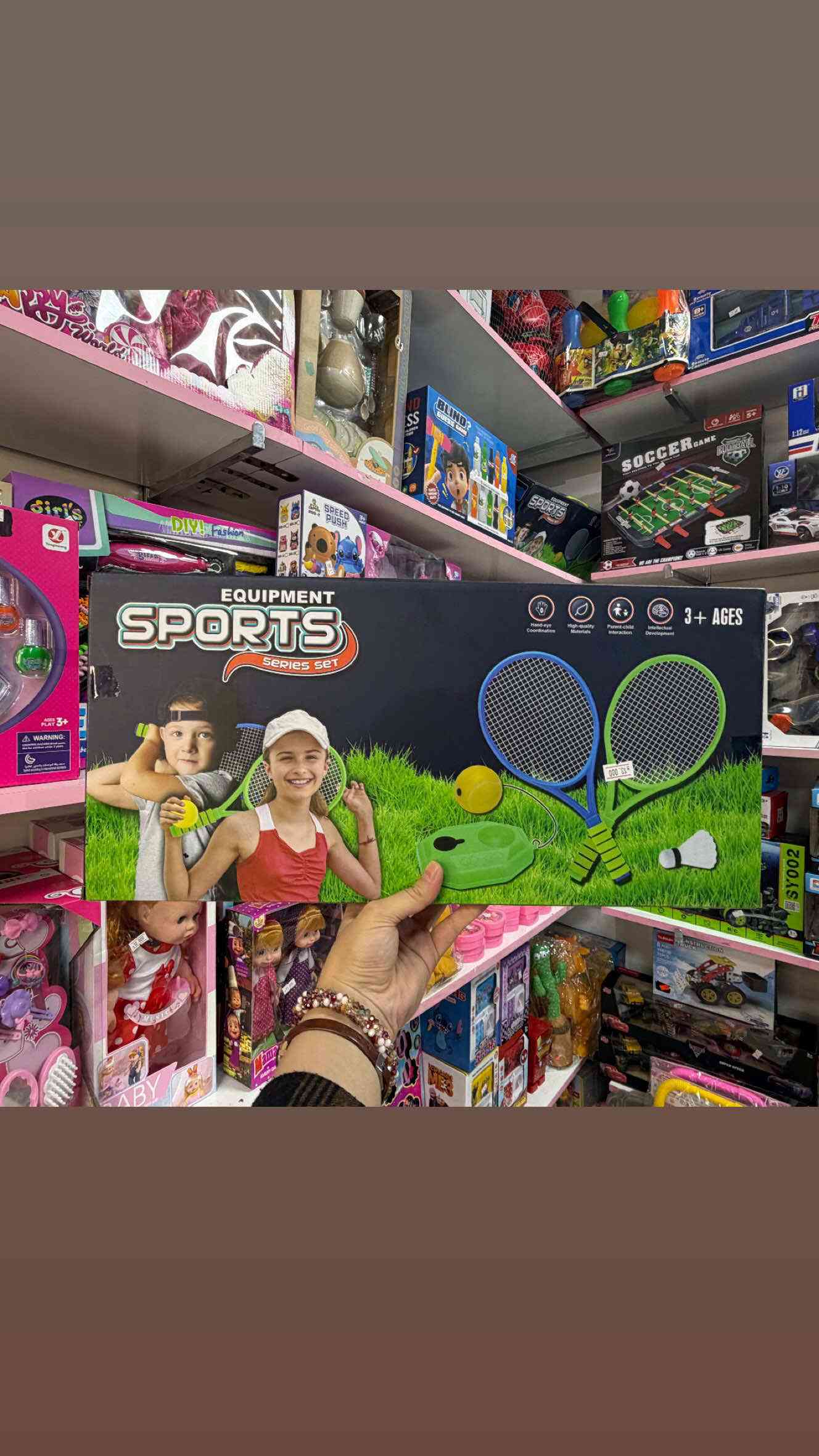 🎾🏸 مدرب التنس للأطفال 🏸🎾 اجعل أطفالك يستمتعون بالحركة والرياضة في أي مكان! 🌟 ✅ يحتوي على: 🏸 مضربين خفيفين وسهلين الاستخدام 🎯 قاعدة تدريب مع كرة مرنة للتمرين الفردي ⚾ كرة تنس وريشة طائرة 👧👦 مناسب للأطفال من عمر 3 سنوات فما فوق ✨ يساعد على: ✔️ تنمية التناسق بين العين واليد ✔️ تحسين التركيز وسرعة الاستجابة ✔️ تشجيع النشاط البدني واللعب في الهواء الطلق 🎁 هدية رائعة للأطفال ومحبي الرياضة 📍 متوفر الآن لدى العراب سنتر 📞 *********** #العراب_سنتر #العاب_اطفال #تنس_اطفال #العاب_رياضية #العاب_تعليمية بغداد السيدية هدايا_اطفال العاب_صيفية Sports_Set
