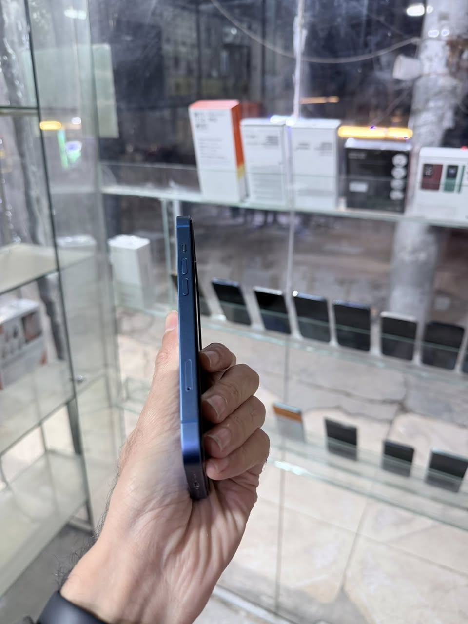 ئایفۆن 13 دوو کامیرە
ڕەنگی شین زاکیرەی 128 گێگا یەک سیم
پاتری 85 هەتا بلێی جوان و خاوێن پاکەتی خۆی لەگەڵە
نرخی 290 دۆلار گەیاندن هەیە  ناونیشان هەولێر 
گەرەکی قەڵاتی نوێ ژمارە :- ***********📲
