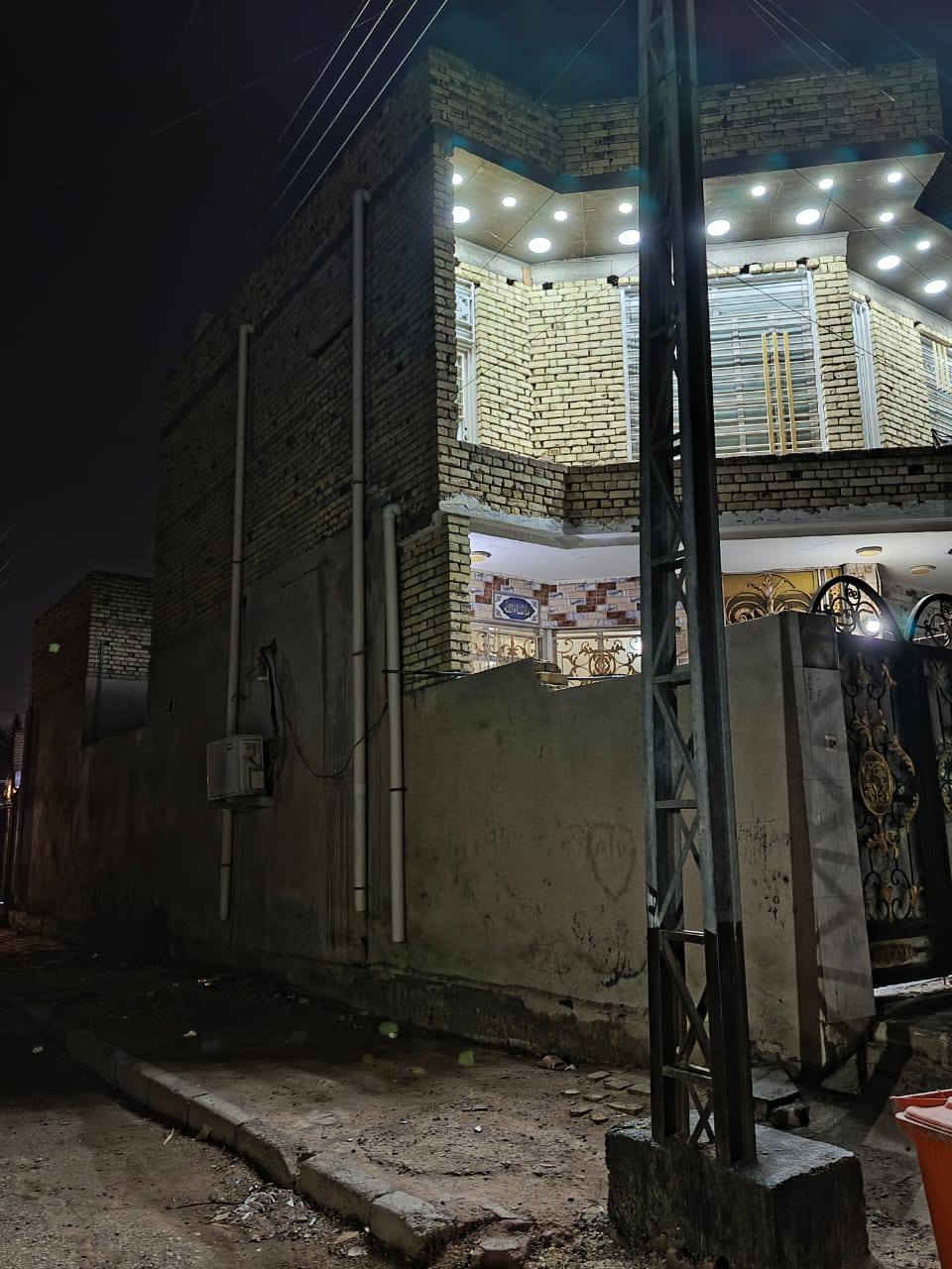 بيت للبيع ركن قطاع ٣٠ قريب للساعه مساحه ٢٠٠ بناء حديث طابقين الطابق الاول غرفتين وصاله ومجمع صحي واستقبال ومطبخ والطابق الثاني ٣ غرف وصاله وصحيات البيت قفله ٤٠٠ للاستفسار *********** مقابيله ساحه .
