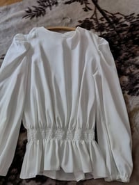 بلايز حرير 38 • بنطلون جلد 38/40 • تنانير سودا 44