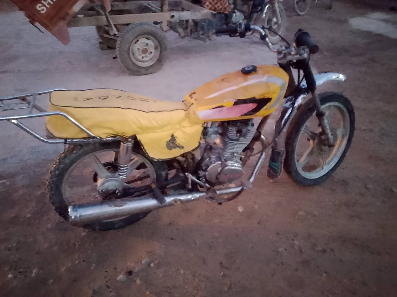 سلام عليكم ورحمه الله وبركاته
موطور للبيع 
النوع روبر 2015
خمسه كير نشاط فول
ب 180وبي مجال الطيبين 
العنوان سديره 
رقم الهاتف ***********
