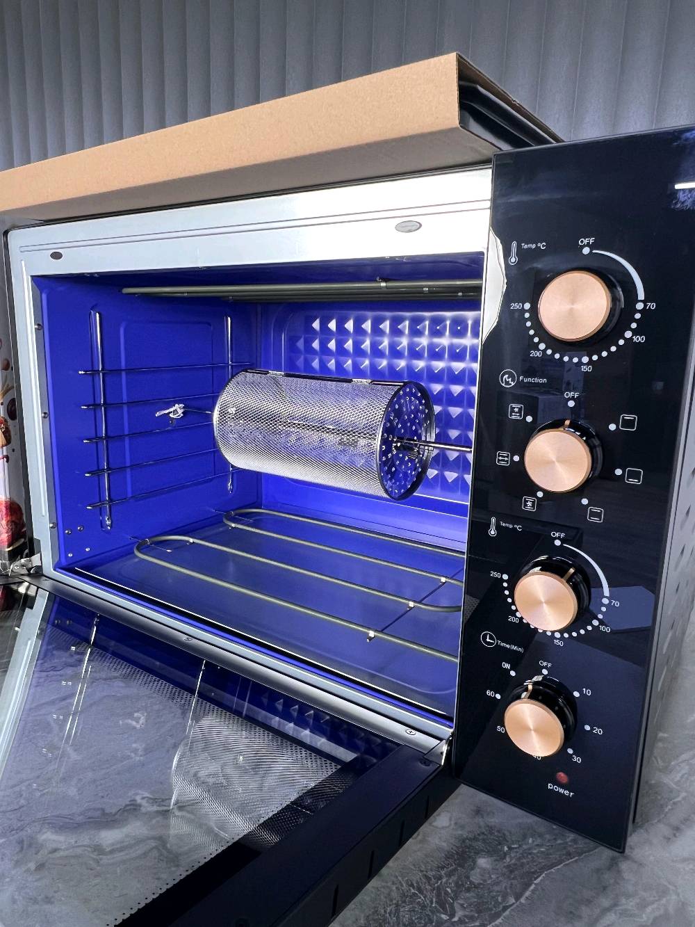 🔥 وصلت مفاجأة الموسم… الأقوى والأكثر طلباً 🔥
فرن كهربائي سعة 80 لتر من Embleme
 سعة كبيرة تناسب العوائل والمناسبات
4 هيترات في اعلى 
4في أسفل لتوزيع حراري مثالي 
 دبل صينية+صينةالبيتزا+شوية فنگر...
 سيباية + صينية دهون زائدة 
 شواية دجاج دوارة 
مروحة + مصباح داخلي+، داخلي مطلي 
تحكمات كاملة بتشغيل الهيترات
طلاء داخلي اصلي انسى الصدء والتكلسات

 ضمــــان سنــــة كاملــــة وكالة امبليوم.
نختصر المسافات توصيل سريع ومجاني لكل محافظات 🚚

للحجز والأستفسار مراسلة خاص الصفحة 📨📩 
او واتساب ***********