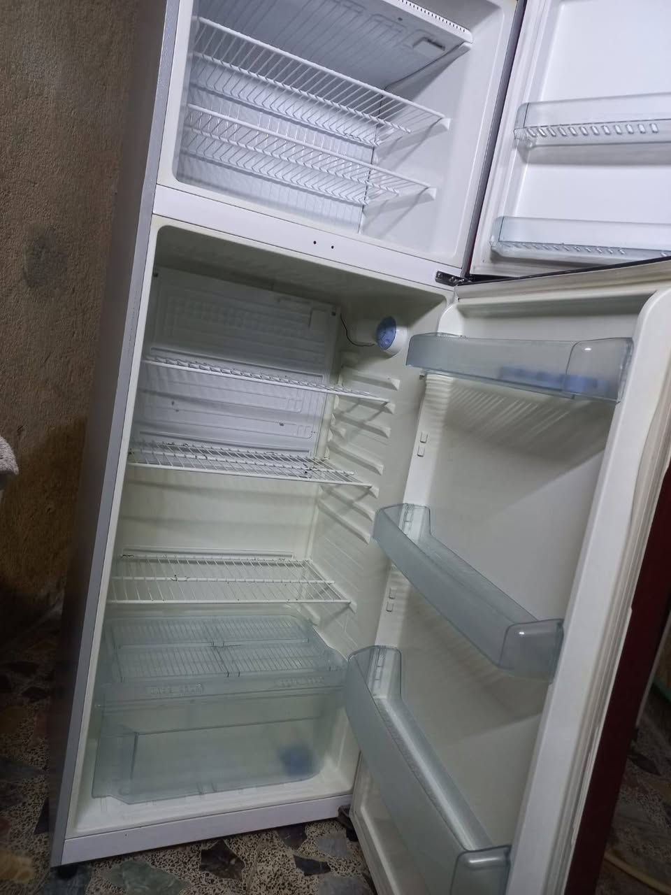 ثلاجه حجم كبير نضيفه جدا سعر ٢٠٠ الف قفل ***********
