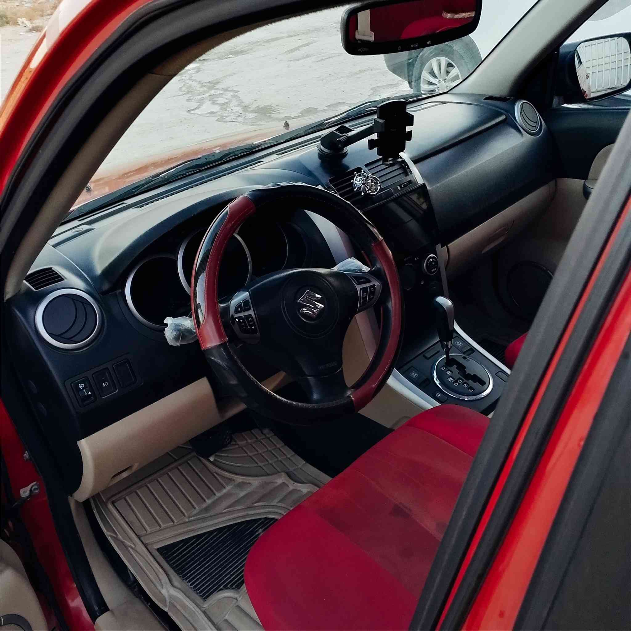 سازوكي فيتارا 2014 رقم بغداددولي بسمي مكينه 2400 مكفوله من الصبغ والضربه بيه بارد بالباب الخلفي فقط سياره جاهزه من كلشي مابيه اي نقص السعر113موبايل ***********مكاني بابل
