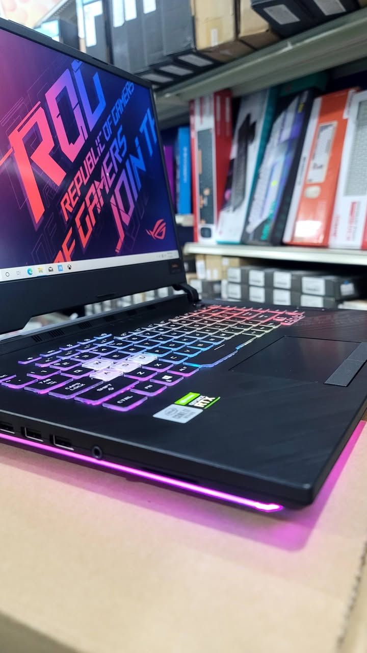 🔥³⁷⁹ASUS ROG Strix G15🔥 
🔥🔥وحش الألعاب وصل! 🔥🔥 
تملك القوة المطلقة مع **ASUS ROG Strix G15**. هذا ليس مجرد لابتوب، إنه سلاحك السري للسيطرة على الألعاب وبرامج التصميم الثقيلة.
🚀 **أبرز المميزات:**
 * **أداء جبار:** معالج i7 (جيل 10) + كرت RTX 2070 (8GB)؛ يعني لا حدود لقوة جهازك.
 * **سلاسة خيالية:** رامات 16GB، لتشغل كل شيء في وقت واحد بدون أي تعليق.
 * **سرعة البرق:** تخزين 512GB SSD، افتح جهازك وبرامجك في ثوانٍ.
**السعر مغرٍ والأداء خيالي.. لا تدع الفرصة تفوتك!**
[$890] |للتواصل [772924110]


**إذا كنت صاحب هذا الإعلان وتريد حذفه لأي سبب، رجاءا أرسل رسالة إلى الدعم الفني**
