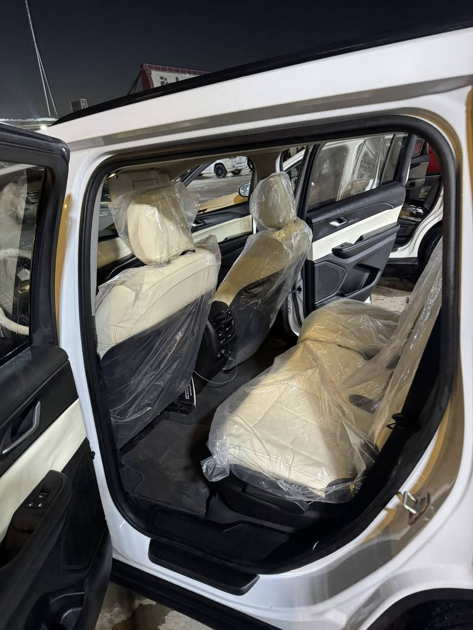 جيب وارد امريكي نص فول ضرر بسيط جدآ مرفقه صوره الضرر راس البنيد فقط بدون دواخل 
تخم تاير
حداديه 
حساسات خلفيه اماميه
كامره خلفيه
داخل ابيض 
محرك V6
عدد الركاب 7
ماشيه 60 الف
السياره جديده لوك بدون رصعات وبدون شخوط
رقم بغداد
السعر 275وبي مجال 
المكان الانبار 
الهاتف ***********
