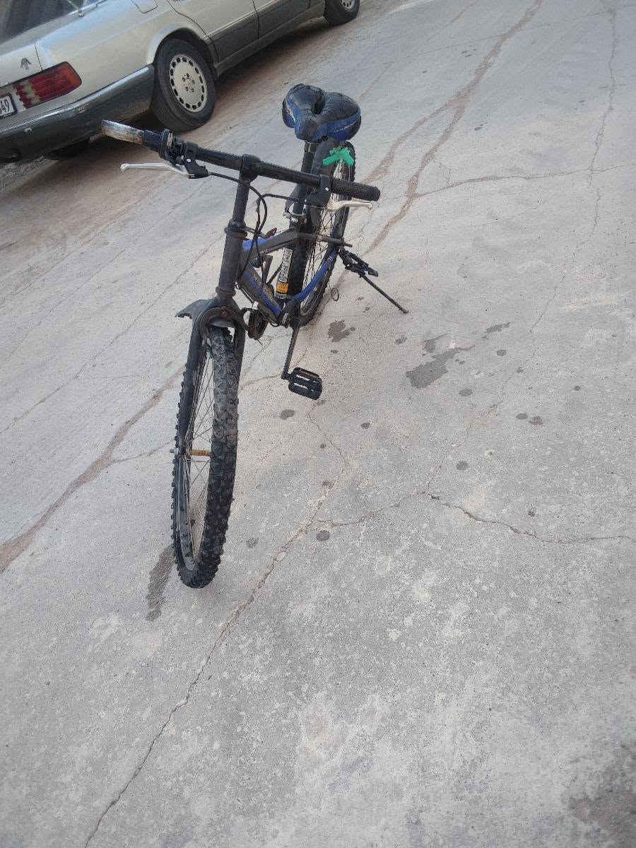 للبيع بايسكلات عدد (2) مع ماطور شحن
🚲 البايسكل الأول (عبد الحليم):
هيكل نظيف
تايرات جديدة
سلة أمامية
قاعدة خلفية
جرس شغال
بريك أمامي شغال
🚲 البايسكل الثاني:
نظيف وعلى شوفت العين
⚡ ماطور شحن:
يحتاج تبديل بطاريت وتصليح ابريك الخلفي 
💰 السعر: 300 ألف دينار للبايسكلين مع الماطور كامل.
📞 للاستفسار والاتصال: ***********
