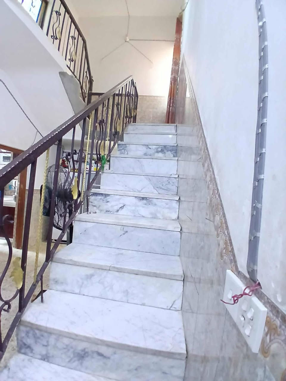 ياالله اللهم صل على محمد وعلى اله محمد 
دار للبيع مساحه 100طابو زراعي سند 25بيت طابقين يحتوي الطابق الارضي على غرفه النوم واستقبال وصاله ومطبخ ومنور وصحيات وطابق ثاني غرفتين العنوان طويريج شارع 40خلف حي الصناعي قرب المدرسه 
.. للاستفسار الاتصال ***********
يارحمٰن يارحيم
