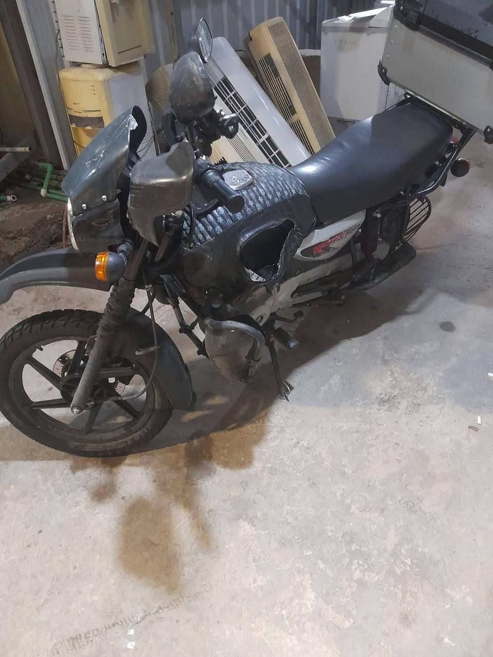 السلام عليكم بوكسر للبيع ٢٣ مرقمه  بيها خيط تبخير للبيع السعر ١٧٥٠ مكانها بغداد حي الجامعه ***********
