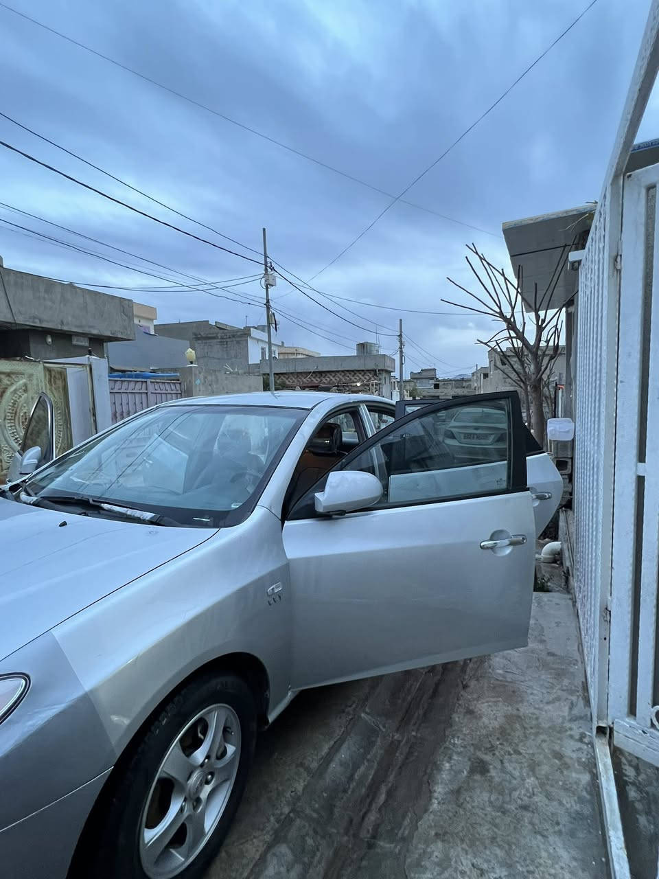 بسم اللە الرحمن الرحیم
ئافانتی مۆدێل 2009 براوەی دوبەی ماشااللە تا بلێی مالەکە خاوێنە 
هیچ مەسروفی تییا نییە تەقەو رەقەی بەشەرت چوار تایەی نوێی لەسەرە
کوشن هیتە و کوشن جڵد و ئاوێنە شەغال زۆر شتی تر……
شوێن :هــەریــر 
***********یان***********
گەر موشتەری نییت سەرمان مەهێشێنە ..
