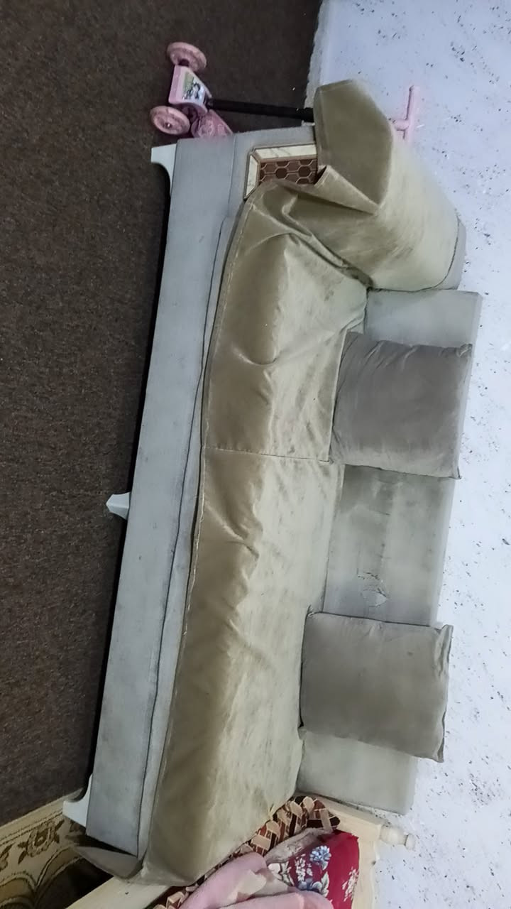 تخم ديوان سبع مقاعد للبيع مستخدم مابيه شي ولا كسر السعر 65  المكان بابل بل شقق بل مجمع  السكني على طريق النجف مامتواجد بل فيس رقم الهاتف ***********
