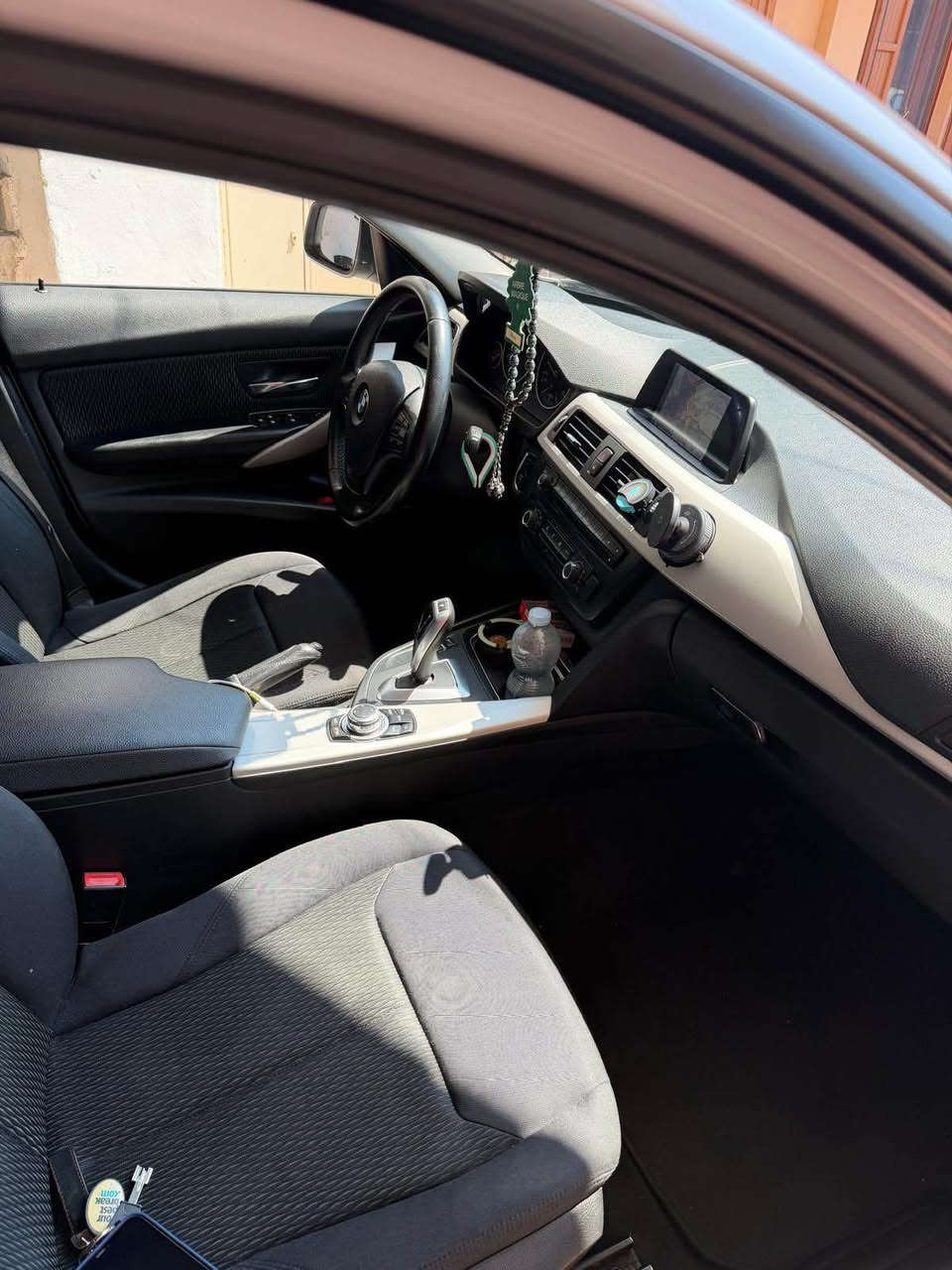 BMW 320d Touring Automatic Sport – Anno 2014

Vendo BMW 320d Touring in ottime condizioni generali, sempre mantenuta con cura e regolarmente tagliandata.

L'auto è perfettamente funzionante, senza alcun problema meccanico o elettronico. Nessun lavoro da fare, pronta all'uso.

Caratteristiche:
• Anno 2014
• Motore 2.0 Diesel BMW 320d
• Cambio automatico con modalità Sport
• 378.285 km
• Colore Bianco
• Cerchi in lega
• Sensori di parcheggio
• Climatizzatore
• Vetri elettrici
• Interni ben tenuti
• Grande comfort di guida e bassi consumi

L'auto non ha debiti, fermi amministrativi o vincoli di alcun tipo. Documenti in regola.

Disponibile per qualsiasi prova su strada o controllo presso il vostro meccanico di fiducia.

Prezzo: € 9800 trattabili

Visionabile in zona Brescia.

Per maggiori informazioni contattatemi in privato. الدار البيضاء, المغرب


**إذا كنت صاحب هذا الإعلان وتريد حذفه لأي سبب، رجاءا أرسل رسالة إلى الدعم الفني**