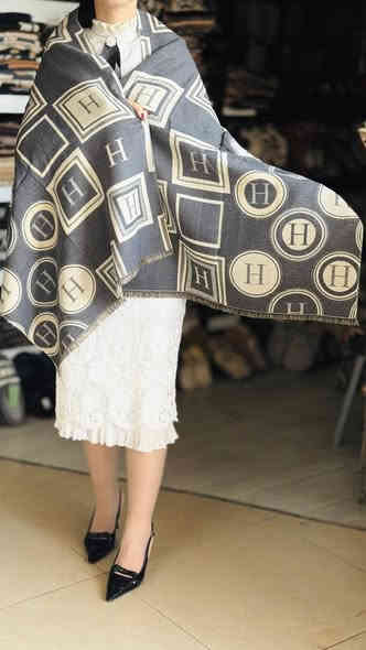 وصلت الوجبة الثالثة (عشاق الماركات الهرمز يابة)🔥🔥🔥🔥
التررند الجديد 😍😍النقشات الفووول 
الخامة الثكيلة ( وجهين القطعة كل وجه لون )
الدرزن 12 قطعة 
هل مرة الموسم ويانا غيرررر
قياسات 180*60
https://t.me/znzon246
***********
