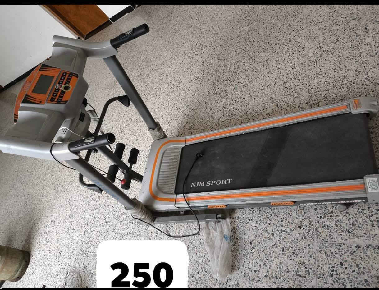 جهاز رياضة (جري ) يتحمل 180 كيلو
مستخدم قليل نضيف كلش 
وياه جهاز هزاز 
السعر 250 وبيه مجال قليل 
مكاني الكرغولية خلف البانزين خانة 
الرقم ***********
