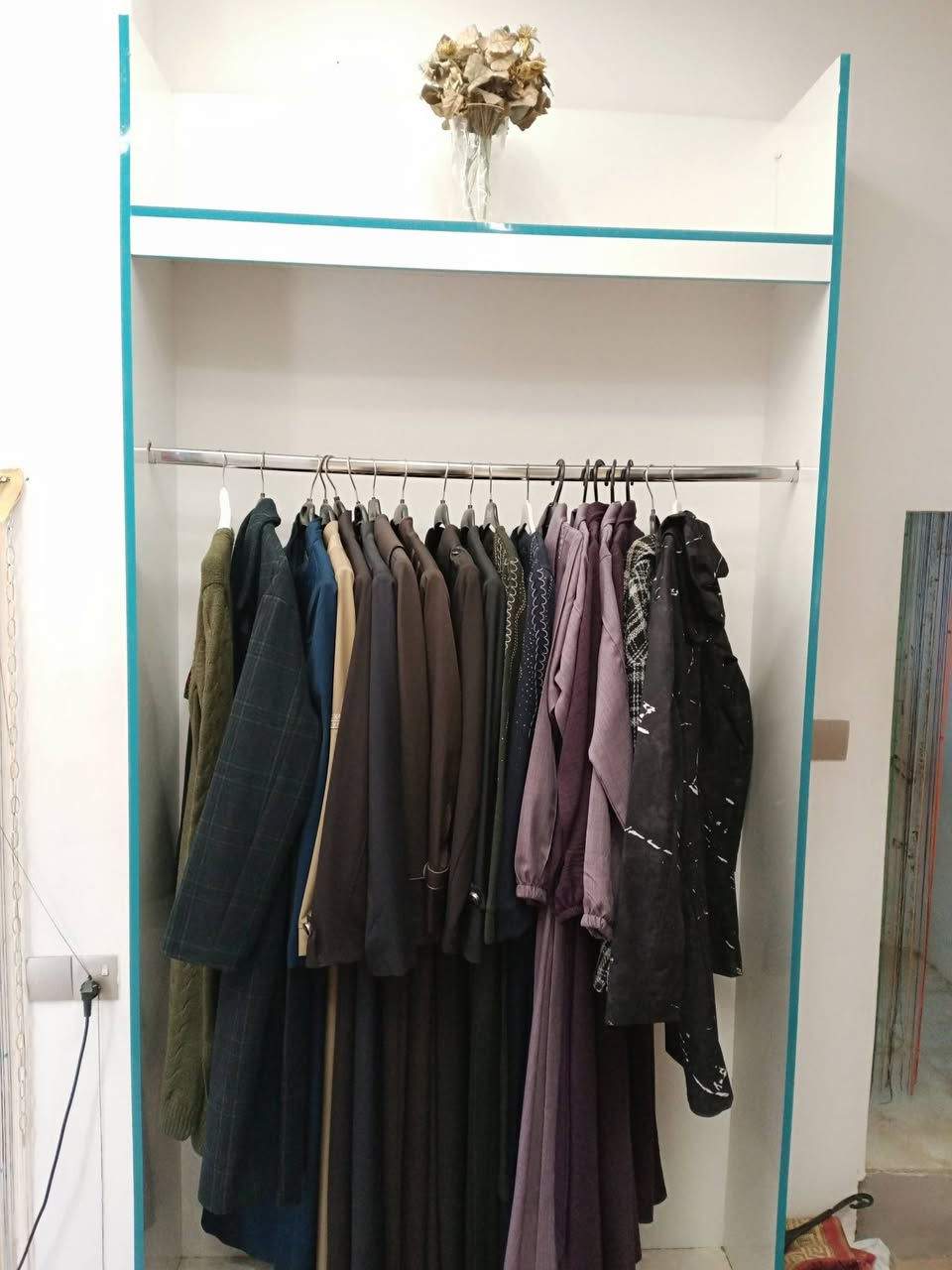 يوجد ديكور محل كامل نسائي ورجالي مع سبلت تيسوت اخو الجديد مع براد ماء مكاني ديوانيه للاستفسار الاتصال على الرقم ***********
