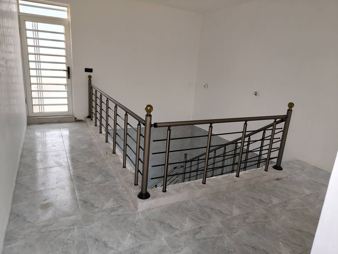 دار للبيع حي البساتين بنيان ردجه اولا جديد مساحته 100متر ستفسار ع رقم الهاتف ***********
