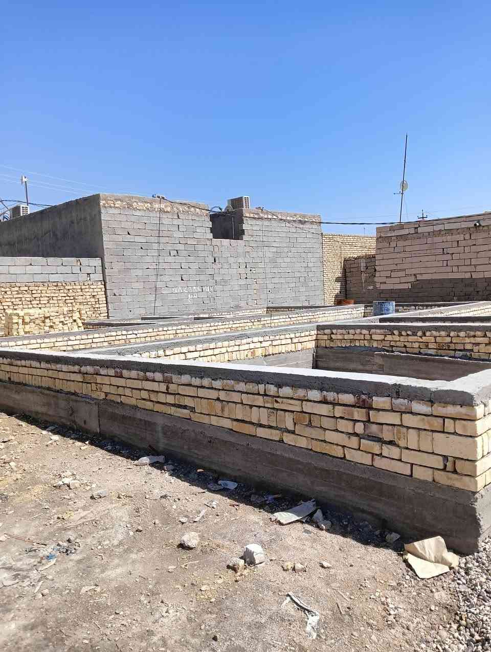 السلام عليكم قطعه بتلو صب كونكريت مكان العكر الشرقي قرب العميد موسى يم المحل ابو الدجاج سعره مناسب اتصل ***********
