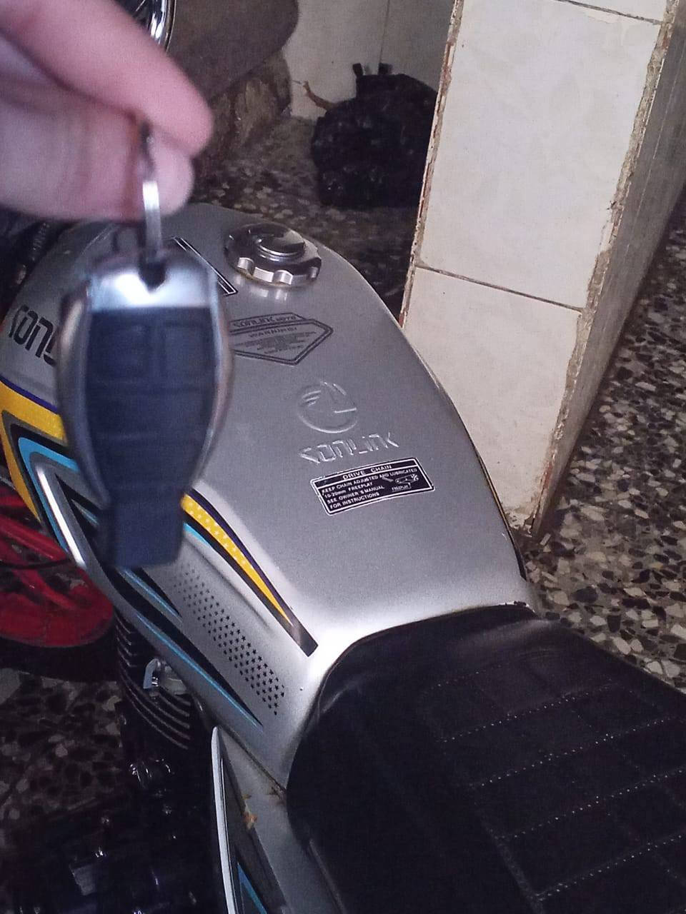 السلام عليكم دراجه ايراني سونك موديل 25 الباب الاول ام الختم دراجه جديده بمعنى الكلمة لايت اشاير بك لايت كلها شغالة الدراجه بلجيس بعدها برغي ممفتوح بيها مكفولة كفالة عامة جيب وياك كوستر مال فيترية وتعال افحص اوراق كاملة مكملة
السعر : 800وبيها مجال 
العنوان : بغداد الشعب شارع الصحه 
الرقم : ***********
