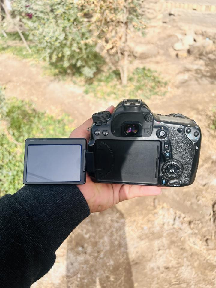 كامرا كانون 70D
عدسه 18/55

معه كرب 

قباقه لعدسه والكامرا 

شاحنه 

بطاريه العدد 1 

رام 32 

مكاني ناصريه سوق شيوخ 

سعر 500 الف 

تواصل واتساب فقط ***********
