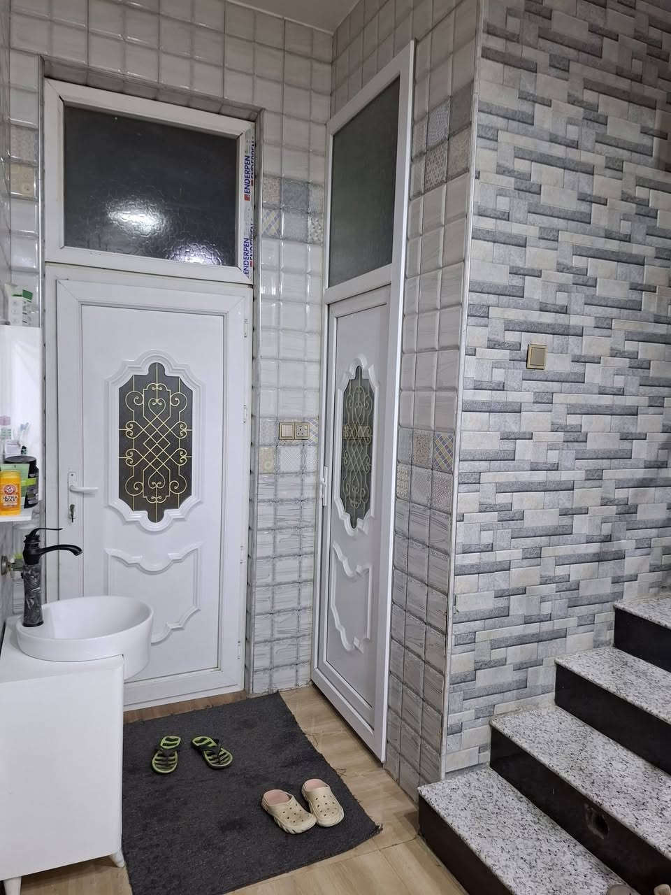 السلام عليكم بيت للبيع طابو صرف المساحه ١٤٠ متر بحي العسكري مجاور محل ابو نبا للنشائيه قريب على معهد القاسم الاهلي طابقين غرفتين نوم واستقبال وهول ومطبخ وصاله استفسار اكثر اتصال على الرقم *********** وبي واتساب
