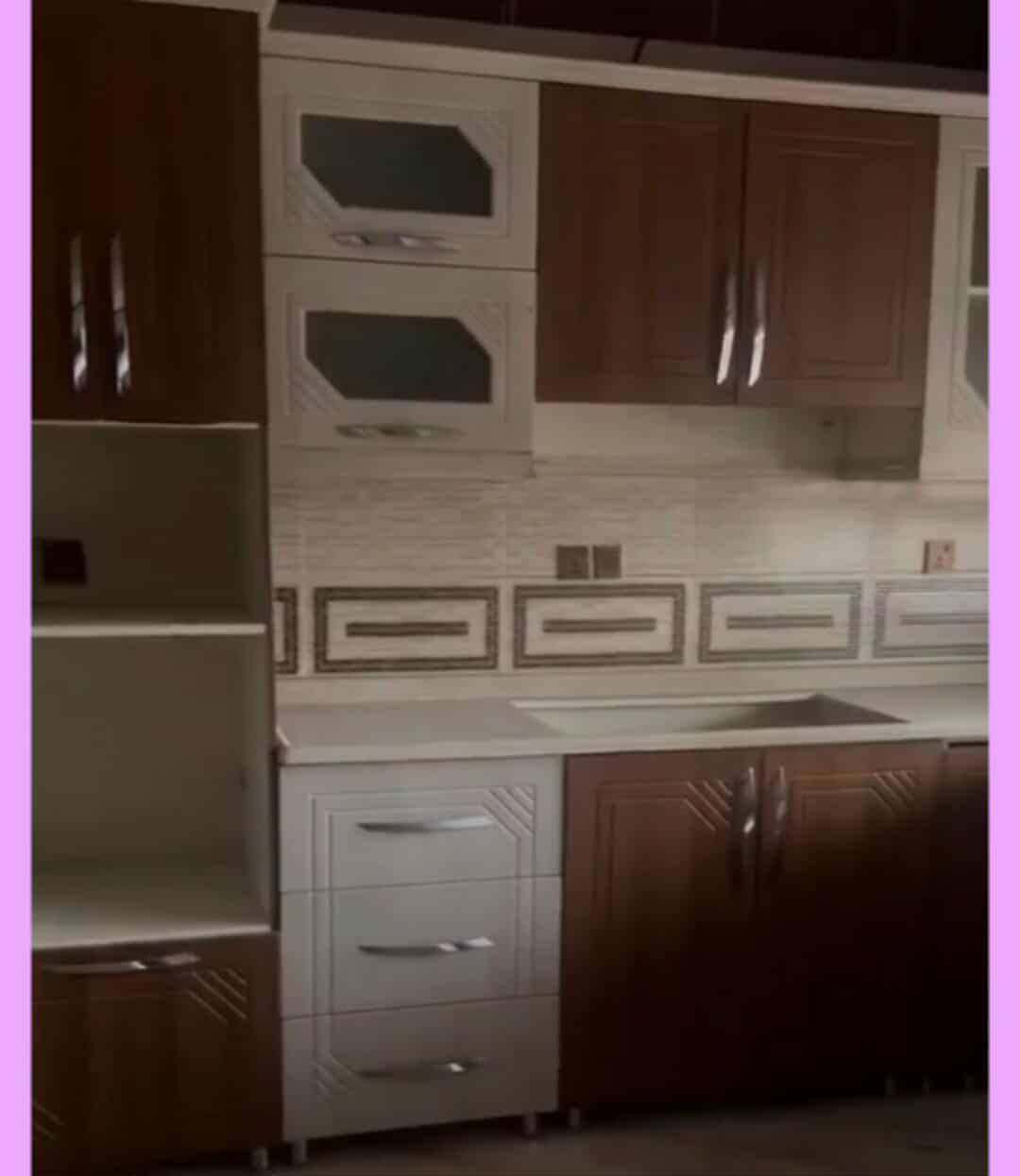 کاونتر ابوسلە  خشب اصلی   7  متر ونص  وصطحە کلە حجر ٲصلی وشغل خصوصی  550 الف    اربیل  ***********
