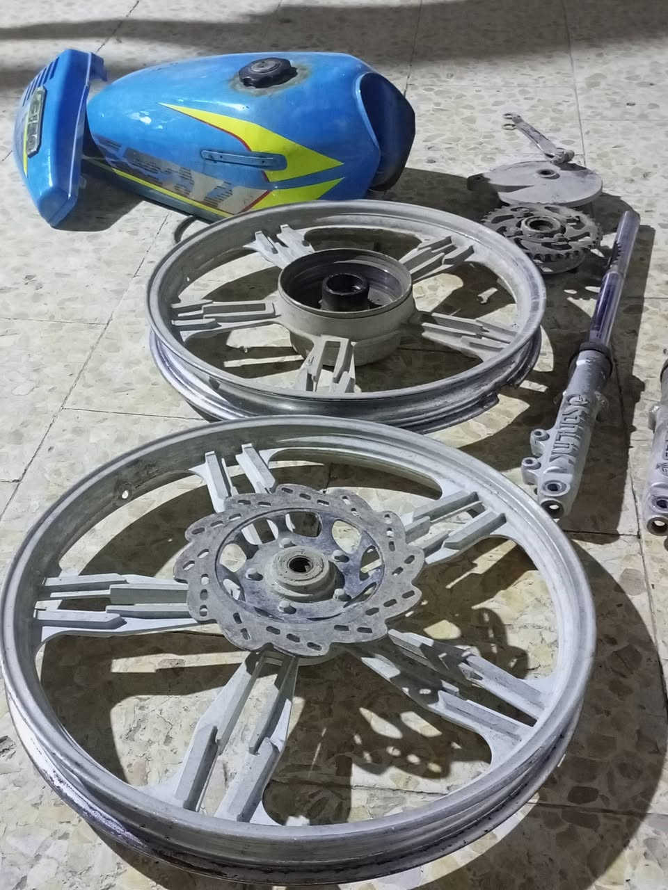 سلام عليكم شباب
غراض دراجة البيع 
تانكي نفخ مغلون مع صفاحيات 
زوج دبلات امامي
ويل كب امامي وخلفي 
مع دشالي وقبق بريك خلفي أصلي 
+ كشن مجاني هديه 
العنوان ديوانية مركز سعر 60 وبيهن مجال قليل 
اليريدهن يراسلني خاص ..؟


**إذا كنت صاحب هذا الإعلان وتريد حذفه لأي سبب، رجاءا أرسل رسالة إلى الدعم الفني**