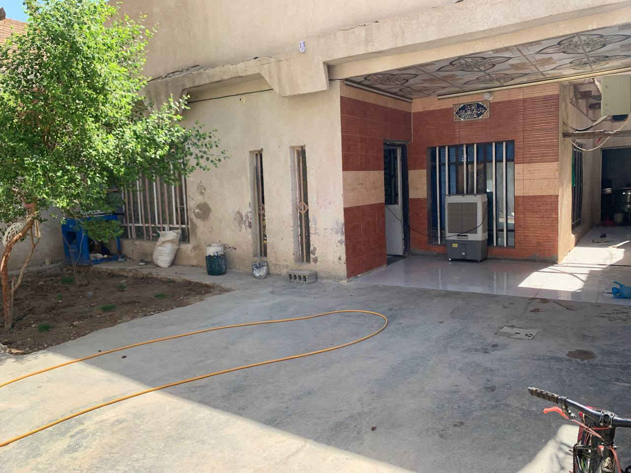 مرخصه الادمن بيت للبيع ٢٥٠م مسلح طابوق ٤غرف صاله هول مطبخ وستقبال كراج صحيات خارجيه حديقه بالبدايه ثاني فرع قطاع ١٢ حي العسكري خدمات متكامله سعر ١٧٥ وبي مجال للتصال ***********
