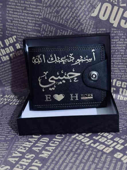 تتوفر طباعة على المحفظة 
المحفظة تحتوي على اكثر من مكان للبطاقات
وثلاث امكان للنقود 

السعر مناسب جداً 
للحجز ارسلوا الاسم او العبارة والرقم والعنوان 
توصيل 2 داخل ميسان 3 اقضية 5 محافظات

للحجز خاص او تلكرام https://t.me/Ali_amer2000
او *********** عمارة
