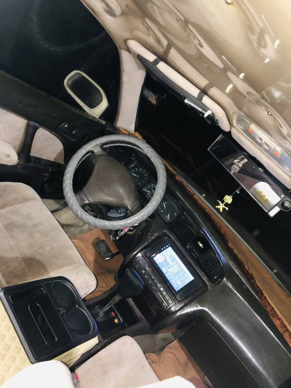 سلام عليكم للبيع سيارة بطه موديل 1994 رقم جديد نكليزي كركوك هزه جديده تخم تاير شاشه كامره صقف مقلف سيارة بيه قطعتين فقط الجملاقات الخلفيه واحد كص الوجه بدون دواخل والثاني ربع رش صبغ  كير مكينة حاويه المكان كركوك  السعر (60) بيه مجال رقم الهاتف ***********
