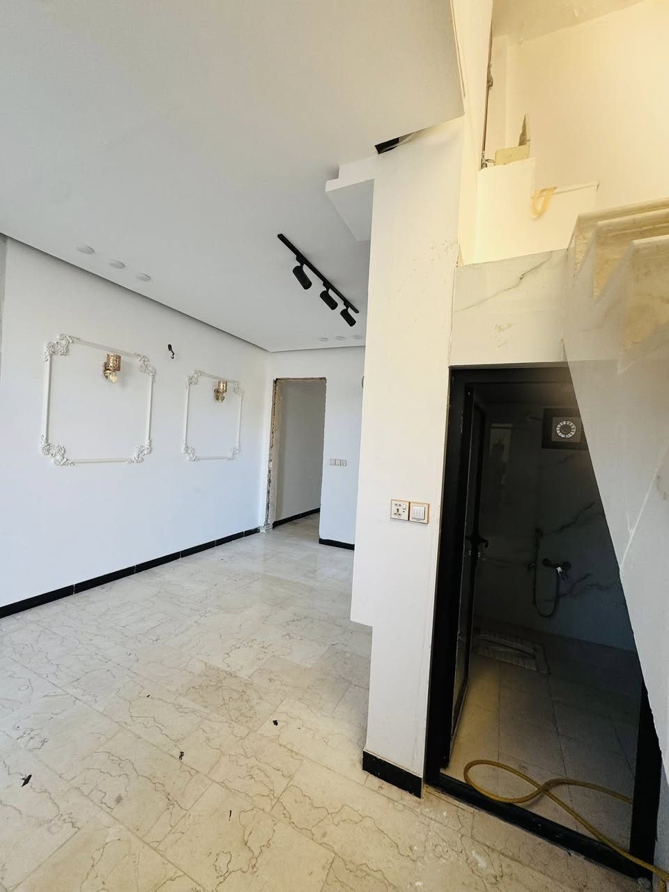 بيت للبيع 50 متر مكانه نجف حي نداء طابق واحد طابو صرف سند حر منطقت 57 خلف مول تفاحه مباشرتن يحتوي عله غرفه وصاله ومطبخ وحمام ومكشوفه وصطح مطبك شتايكر سعره 50 وبي مجال بصيط 
لستفسار 
***********
