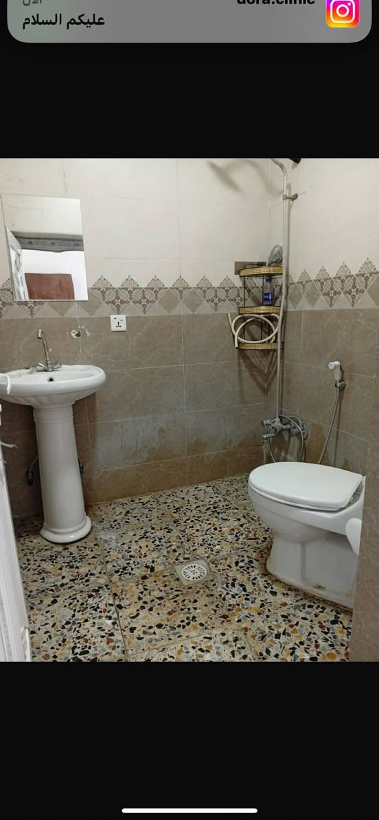 🛑 للأيجار في حي الجامعه
شقه طابق اول معزوله تماما 
المكان قرب الخط السريع من جهة أسواق العاني
 يتكون من📌 غرفة كبيرة📌 وصالة ومطبخ امريكي وحمام ومنور.
بدل الأيجار 525 قفل
مطلوب عائله زغيره مو اكثر من 3 نفرات
للأستفسار أكثر واتساب ***********
