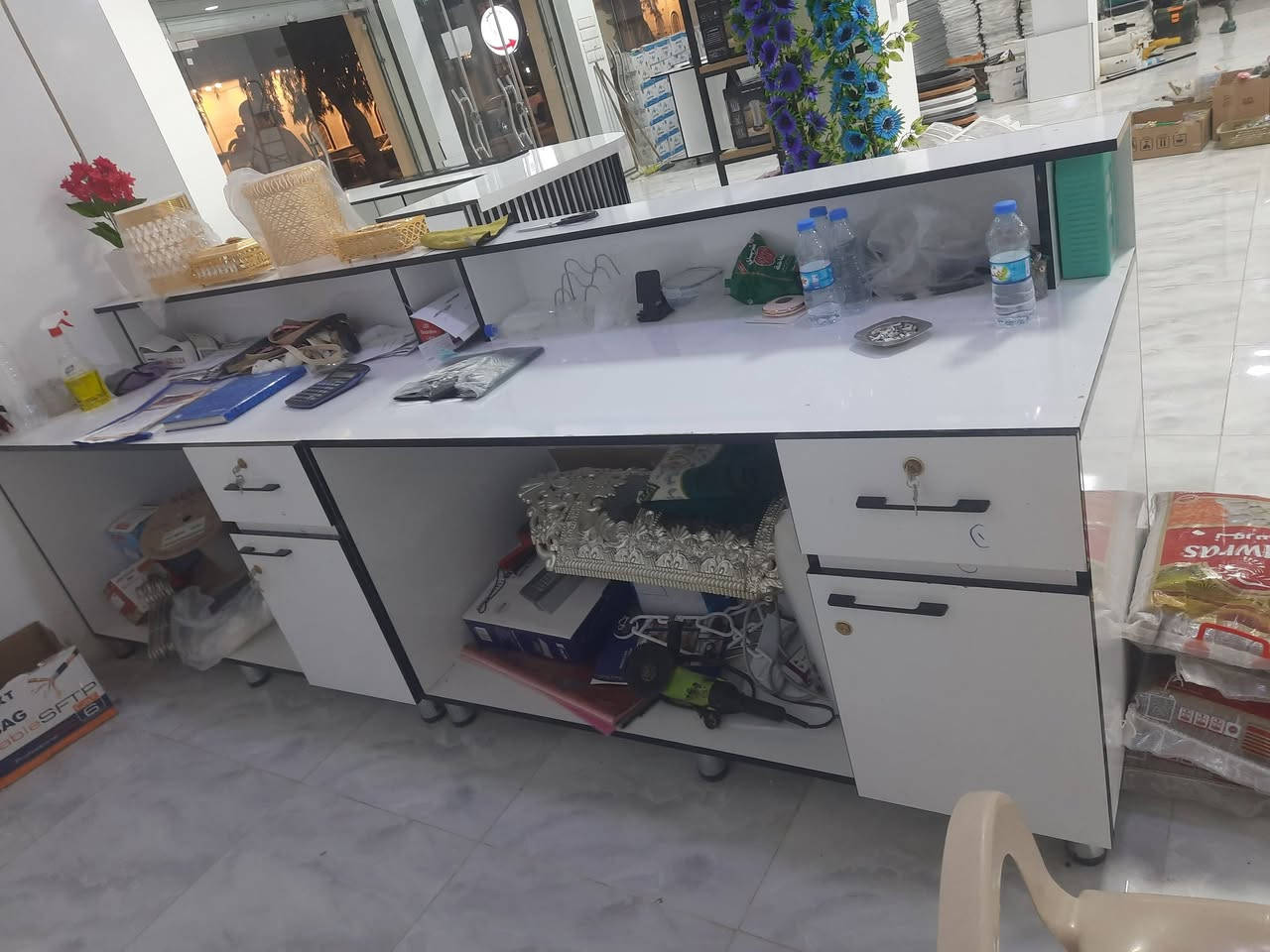 ميز كاشير للبيع قطعتين كل قطعه متر ونص استفسار يتصل بهذه رقم ***********
