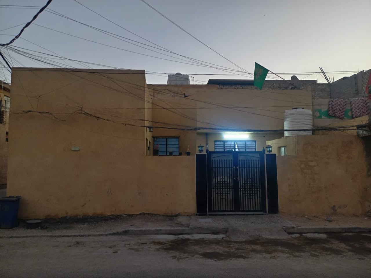 للبيع بيت ركن 150 متر الواجه 11 متر ونص ونزال 14اربع غرف نوم و3 حمامات شرقي وغربي واستقبال ومطبخ وحولي البيت جديد ونضيف مناقصه اي شي مسلح ***********
