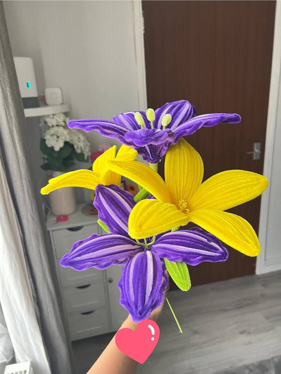 وردة تعيش وياك العمر كله! 🌸✨
​تريد تهدي هدية مميزة تبقى ذكرى وما تذبل؟
سويتلكم هاي الزهور المشغولة يدوياً بكل حب (Handmade) من أجود أنواع سيم القطيفة. ملمسها ناعم، ألوانها ثابتة، وتضيف لمسة جمالية لأي ركن بالبيت.
​✅ متوفرة بألوان وأشكال حسب الطلب (زنبق، توليب، جوري).
​✅ هدية مثالية لأعياد الميلاد، التخرج، أو عيد الحب.
​✅ التوصيل متوفر لكافة المحافظات.


**إذا كنت صاحب هذا الإعلان وتريد حذفه لأي سبب، رجاءا أرسل رسالة إلى الدعم الفني**