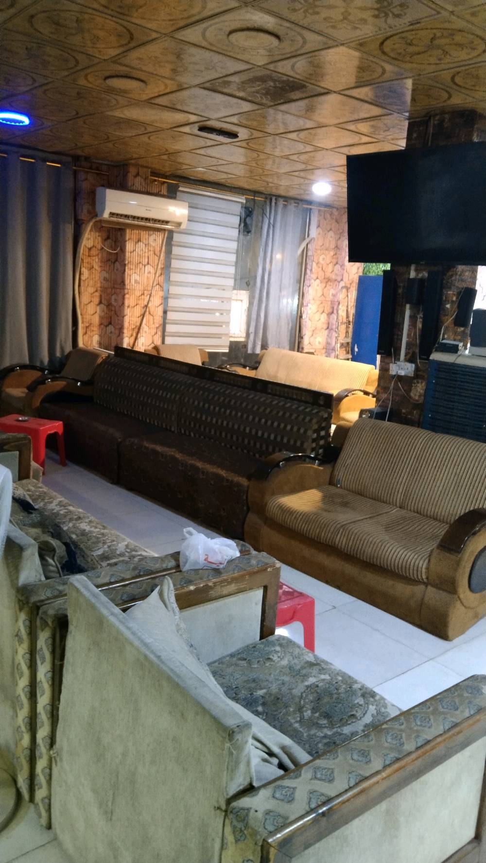 كوفي شوب للبيع البصره –القبله سوق المصطر كوفي شوب شغّال وجاهز بالكامل سبب البيع: عدم التفرغ المحتويات: سبلت كنتوري 3 طن عدد (2) سبلت 1 طن + سبلت 2 طن شاشات قياس 60 عدد (3) شاشة 42 عدد (2) + شاشة 32 عدد (1) ثلاجة + مجمّدة ماكينة صنع ثلج للعصائر نراكيل عدد (40) نظام كاميرات مراقبة نظام صوت عدد (2) منظومة إنترنت مشفّرة قنفات عدد (5) حالة متوسطة بايراد عدد (2) ميزات دومنه مع كراسي عدد (6) مطبخ متكامل (خلاط + غلاية) مطبخ خاص للنراكيل مولد 32 أمبير بنكات عمودية عدد (6) بلي فور عدد ١ وبعد نواعم الاجار 750 للاستفسار