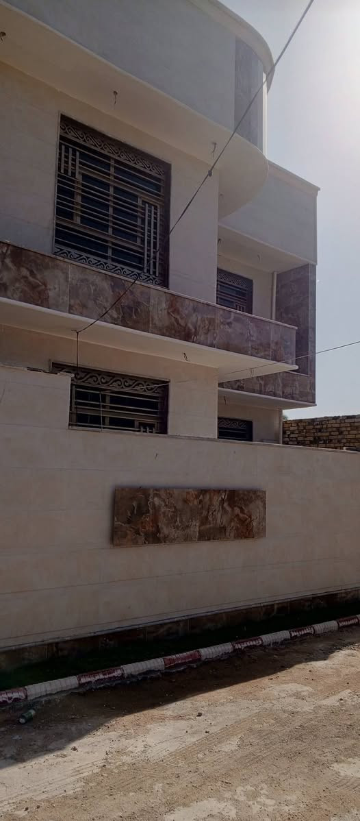 السلام عليكم
دار للبيع المساحه 150 طابو زراعي سند 25 طابقين 
يحتوي البيت على 3غرف نوم واستقبال ومطبخ وصحيات في الطابق الاول والثاني 
واجهيه البيت مرمر 
درجه اولى الخدمات ماء وكهرباء 
وروضة ومدرسة العنوان قرب تقاطع العلوية شريفه (ع) للاستفسار اكثر اتصل على الرقم *********** غير متواجد على الفيس
