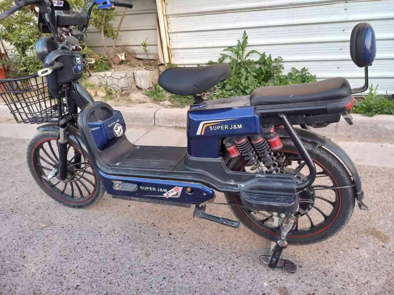 دراجه شحن للبيع  بطاريات عدد خمسه كباار من شركة ولي على شرط الفحص الدراجه حلوه ونضيفه السعر ٣٥٠ رقم الهاتف ***********
