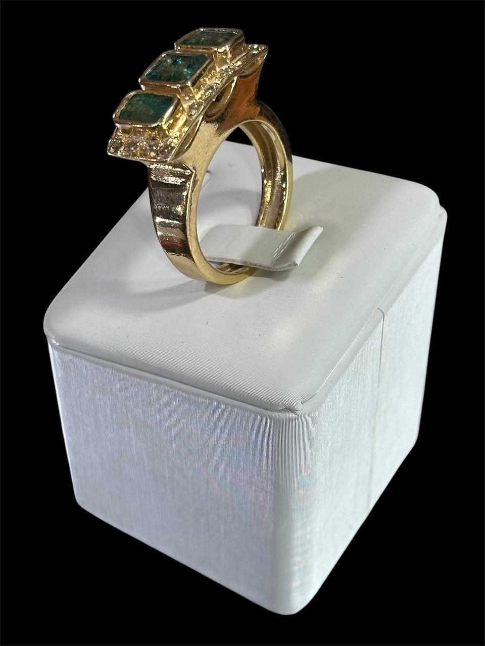 محبس    
صناعة يدوية 
-  فضة عالية /  925 طلاء ذهب عيار 18
- حجر طبيعي اخضر نوع ( زمرد كولمبي)    
     ( مرصع بالألماس ) 
- العنوان / بغداد / الكرادة /  شارع سلمان   
   فائق  (  مجمع بازار انتيك بغداد)  
   الطابق الاول  
  للاستفسار اكثر الاتصال لاستفسار اكثر الاتصال 
  ***********        
  *********** 
واتس اب او فايبر او مراسلة الصفحة.
