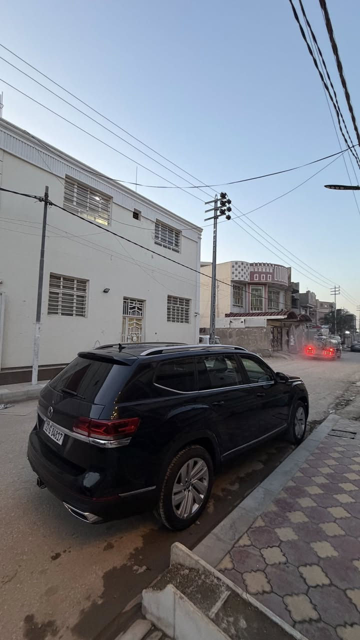 🖤 ملك الفخامة الألماني | Volkswagen Atlas SEL V6 2021 🖤
للباحثين عن الهيبة، القوة، والرفاهية العائلية، متوفرة الآن سيارة فولكس واجن أطلس فئة SEL (أعلى صنف) بحالة ممتازة ومواصفات متكاملة.
📊 تفاصيل السيارة:
• الموديل: 2021.
• الممشى: 45 ألف ميل فقط (Low Mileage).
• السعر: 29,000$ (290 ورقة).
🚀 الأداء والمحرك:
• المحرك: 6 أسطوانات (V6) سعة 3.6 لتر، يمنحك قوة جبارة وسلاسة فائقة.
• نظام الدفع: رباعي مستمر 4Motion للثبات والتحكم المطلق.
🎨 التجهيزات الخارجية:
• اللون: أسود ملكي (Deep Black) يبرز فخامة التصميم.
• السقف: فتحة سقف بانورامية عملاقة.
• الإضاءة: نظام LED ذكي بالكامل مع حساسات إضاءة تلقائية.
• الويلات: رينج 20 إنش الألمنيوم الخاص بفئة SEL.
🛋️ المقصورة والرفاهية:
• المساحة: 3 صفوف من المقاعد (7 ركاب) مع مساحات واسعة جداً.
• العدادات: شاشة Digital Cockpit رقمية بالكامل متطورة.
• المقاعد: جلد فاخر مع أنظمة التبريد والتدفئة والتحكم الكهربائي (ذاكرة خزن).
• التكنولوجيا: شاشة كبيرة، نظام صوتي فاخر، شحن لاسلكي، وربط الهاتف الذكي.
🛡️ أنظمة الأمان (Full Safety):
• رادار أمامي وخلفي (نظام التوقف الذاتي).
• نظام الحفاظ على المسار (Lane Assist).
• كشف النقاط العمياء وتنبيه المرور الخلفي..
✨ ميزات إضافية:
• تشغيل عن بعد (Remote Start).
• صندوق خلفي كهربائي (يفتح بحركة القدم).
• بصمة دخول وتشغيل ذكية لجميع الأبواب.
السيارة تجمع بين قوة الـ V6 وأناقة اللون الأسود، جاهزة للاستخدام.
للاستفسار اكثر.  ***********
