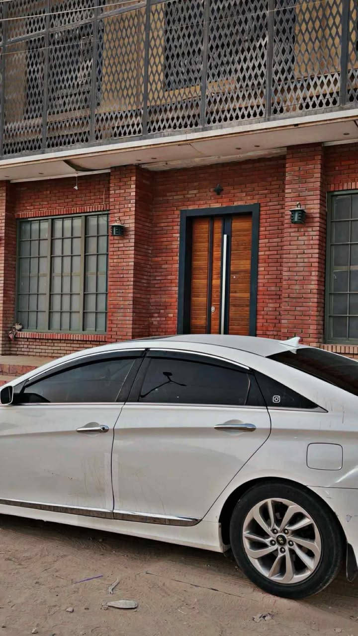 السلام عليكم 
سوناتا 2012 
2400 GDI
وارد امريكي 

فتحة سقف 
شاشة اندرويد + كاميرا
نظام ABS 
مانع تزحلق 
نظام ECO اقتصادي
بدون دوانز 
سيارة ماشية 247KM قابل للزيادة

تخم تاير جديد
باتري جديد
حدادية متوسطك
اذاين مكينة كله جديد 
منظومة تبريد جديدة
علبة فيتبم جديدة

قطع الصبغ 3 
(جاملغ يمين امامي مبدل + جاملغ خلفي جهة السايق حادث امريكا + جاملغ خلف السايق مجرد طخة بسيطة ومصبوغ) باب السايق بي بارد 

السيارة معروضة ب98$ 
مكان السيارة بابل 
***********
