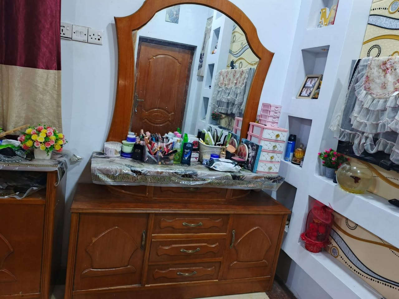 السلام عليكم غرفة نوم نضيفه كلش مابيهه اي شي اخت الجديده كلهه صاج ثقيل سبب البيع الغرفه جبيره المكان الاصمعي قرب جامع السهلاني السعر مليون ونص الاتصال على الرقم ***********
